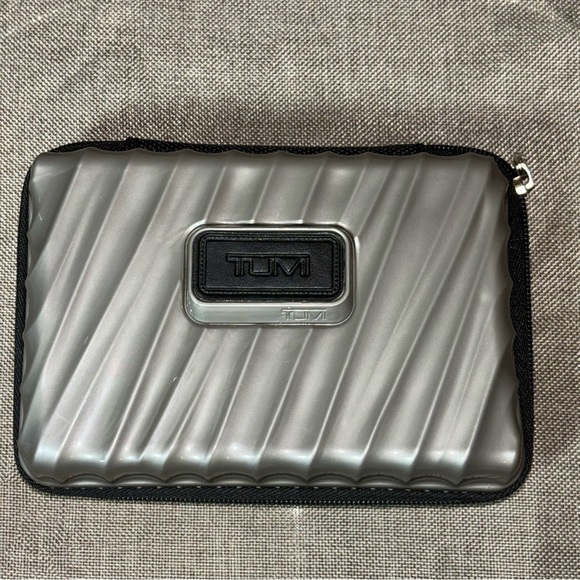 TUMI FOR DELTA HARDSHELL ZIPPERED AMENITY CASE - Picture 1 of 8